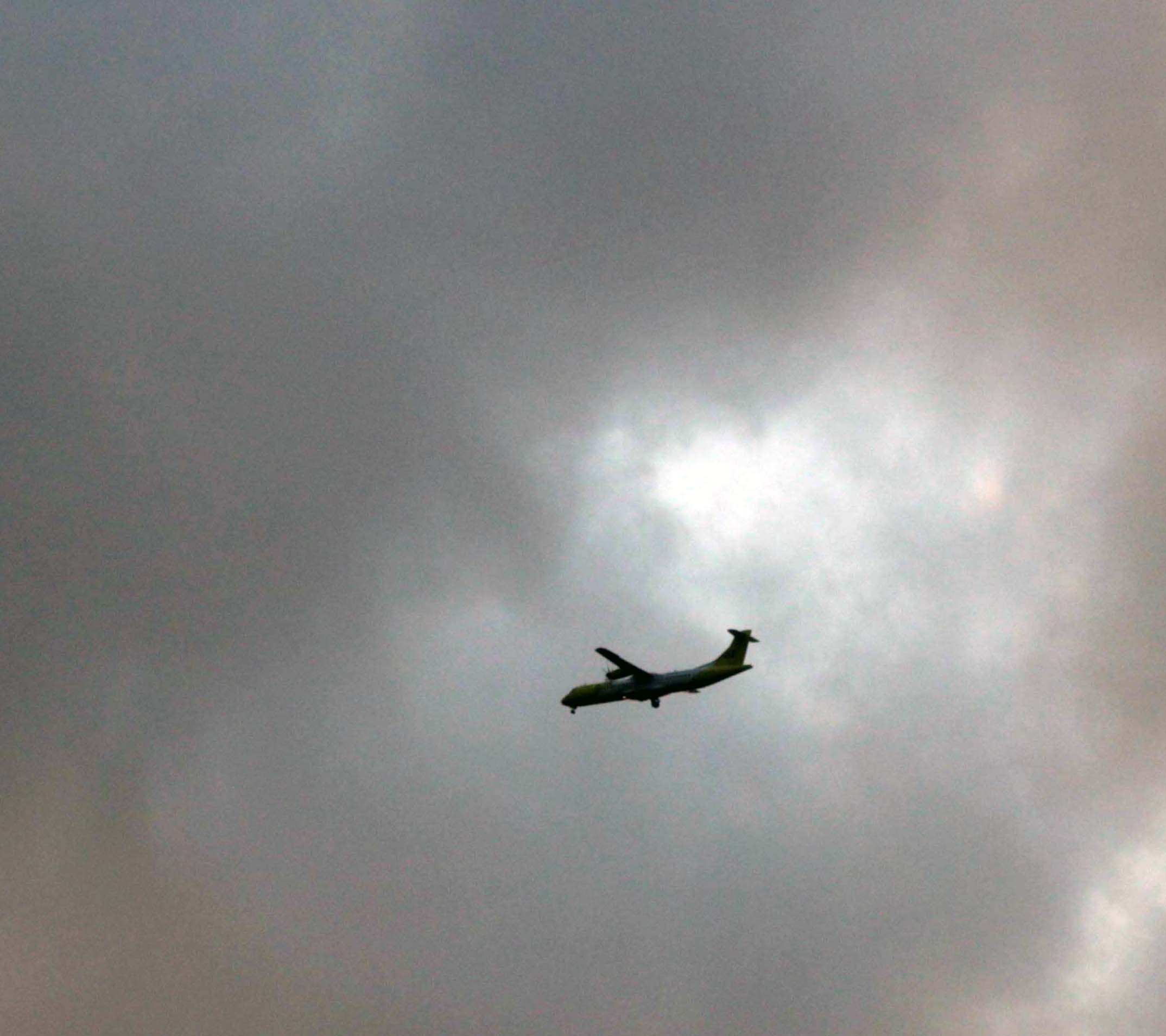Aereo in mezzo alla nebbia